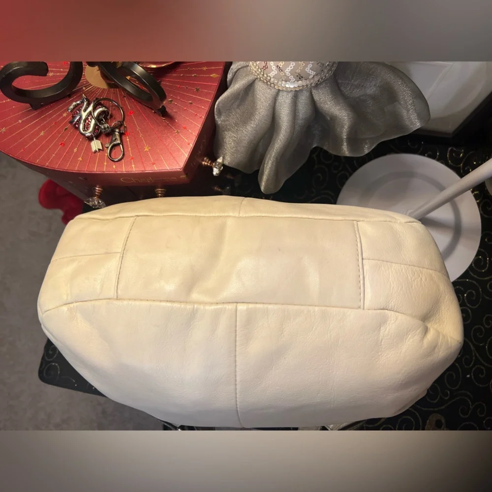 Coach 2011 Lynn Soho Hobo Leather Ivory & Gold Shoulder Bag #I11126-F17219